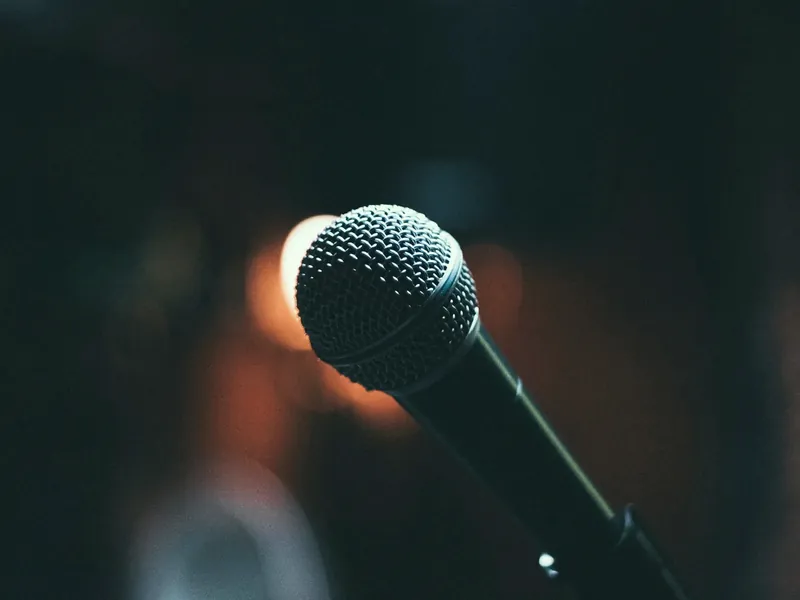 Stage microphone in a live performance environment