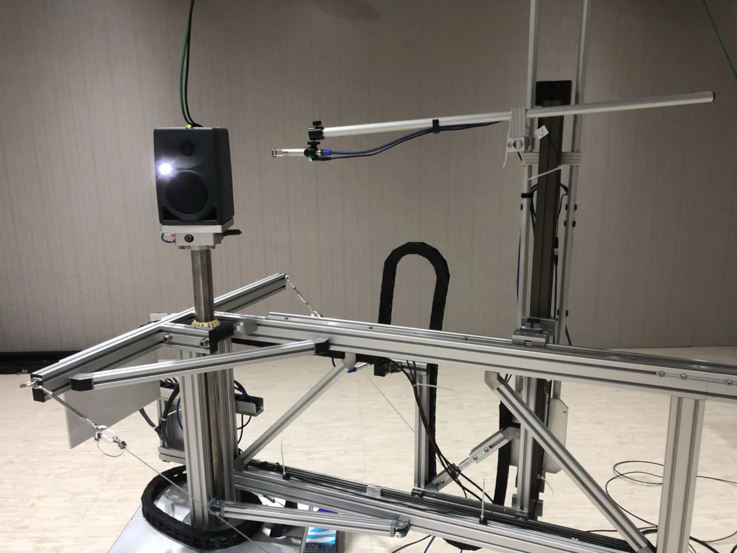 Automated acoustic directivity measurement rig with a loudspeaker and rotating microphone arm
